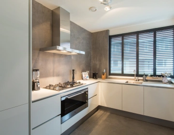 Zwarte shutters in een moderne keuken