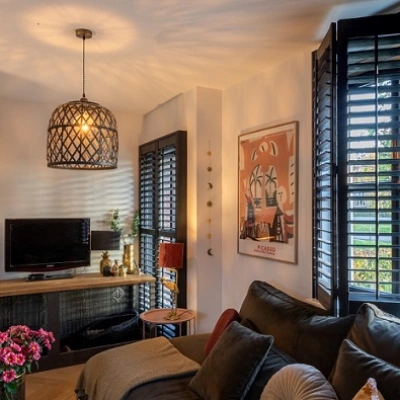 Tilt rod op zwarte shutters