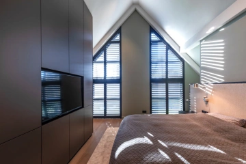 Moderne zwarte shutters in de slaapkamer