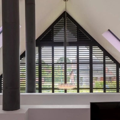 Moderne woonstijl met zwarte schuine shutters