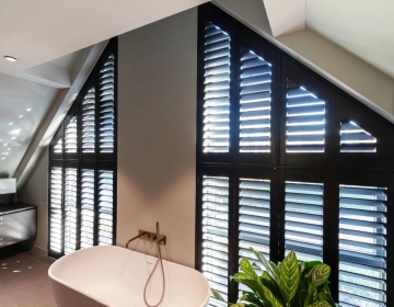 shutters als raamdecoratie voor puntramen