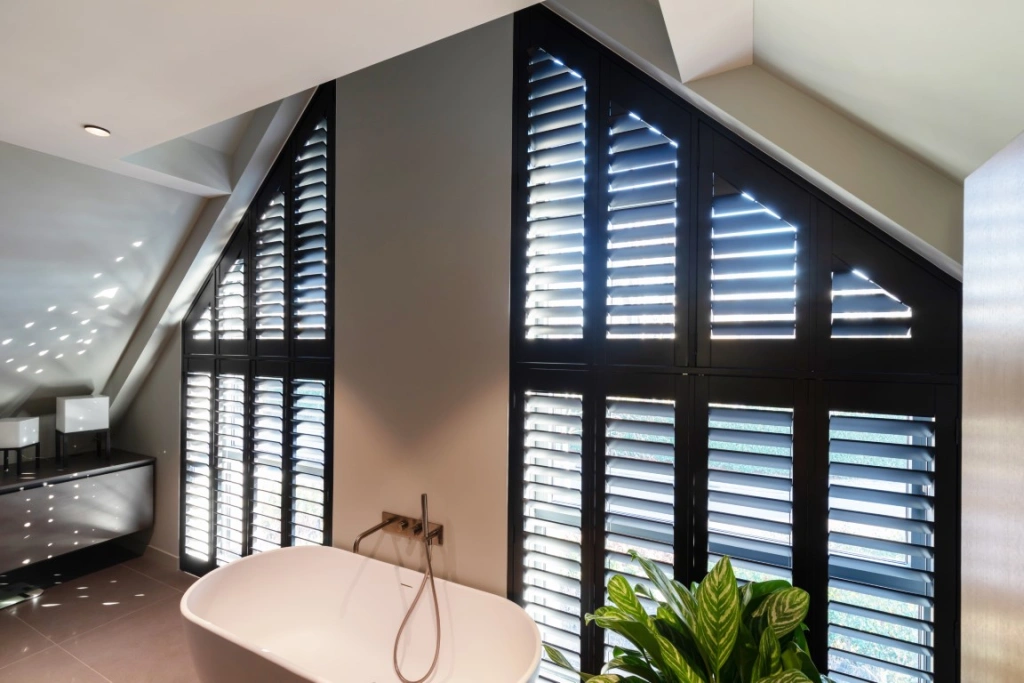Ongekend Raamdecoratie voor speciale raamvormen? | Kies Van Eyck shutters TN-13