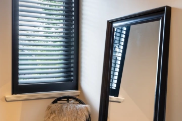 Zwarte, stijlvolle shutters in slaapkamer