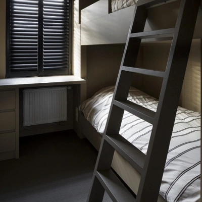 Interieurstijl met zwarte shutters op slaapkamer