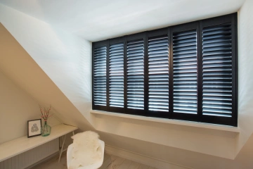 Zwarte shutters in slaapkamer